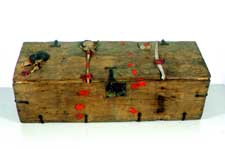Eichenholz, Metallbeschläge, 17 Siegelabdrücke, teilw. mit Lederbändern befestigt 