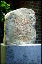Kalkstein mit Inschrift, Buchstaben neuzeitlich mit Farbe ausgemalt - Römisch-Germanisches Museum der Stadt Köln, Inv. Nr. Stein 283